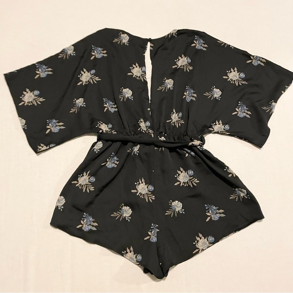 Honey Punch Black Floral Romper Kimono Tie Waist Size Large Juniors - Picture 12 of 16
